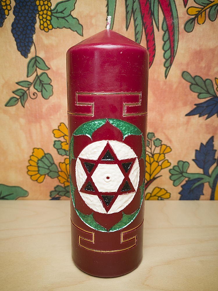 Kerze Yantra weinrot leuchtend - handgeschnitzt