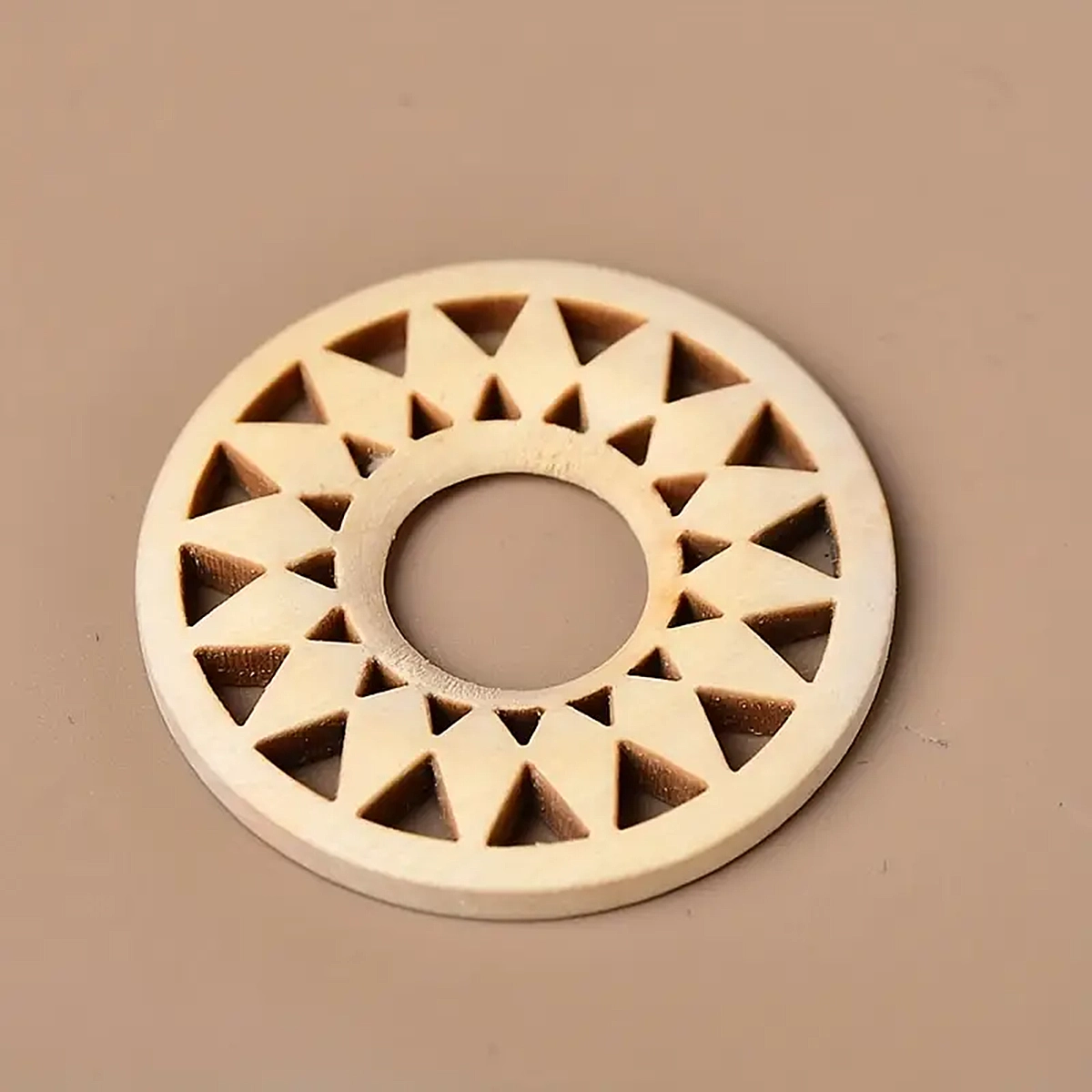 Halter / Ständer - aus Holz m. Sternmotiv - für Yoni Ei oder Kugel - 4,5 cm